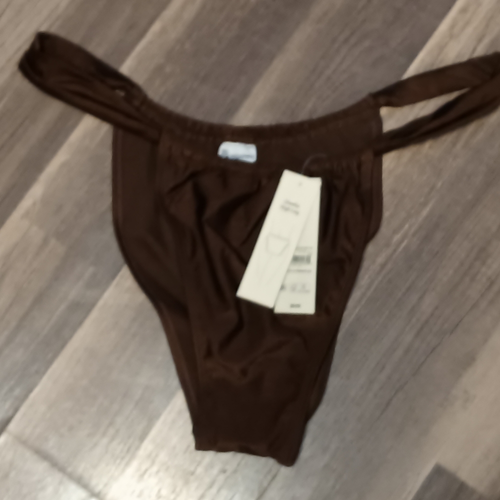𝑪𝒉𝒆𝒆𝒌𝒚 𝑯𝒊𝒈𝒉 𝑳𝒆𝒈 𝑩𝒓𝒐𝒘𝒏 𝑩𝒊𝒌𝒊𝒏𝒊 𝑩𝒐𝒕𝒕𝒐𝒎𝒔 - Picture 2 of 10